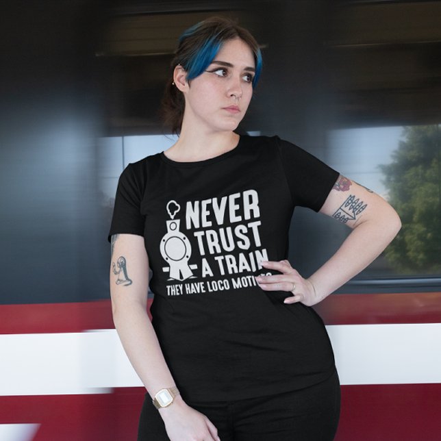 Camiseta Nunca Confie Num Comboio (Never Trust A Train They Have Loco Motives)