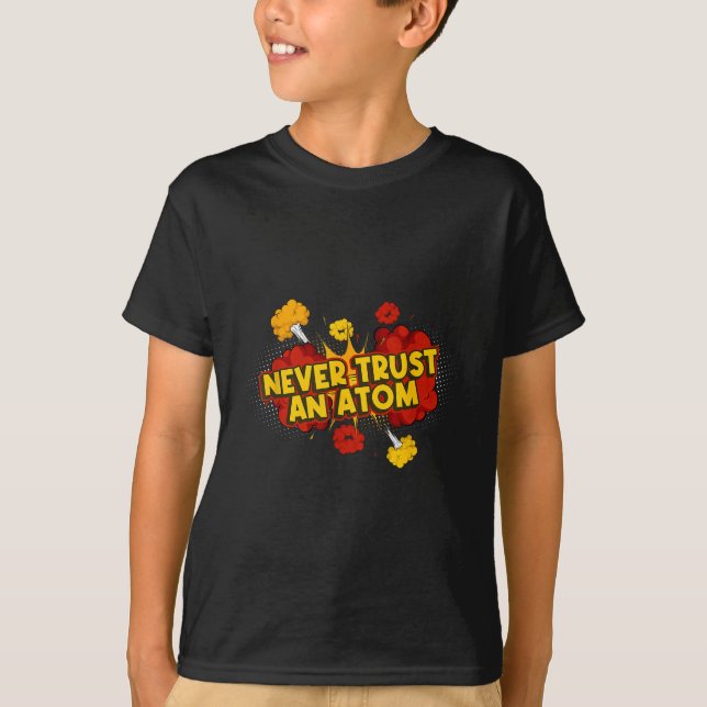 Camiseta Nunca Confie Numa Bomba Atômica Atom (Frente)