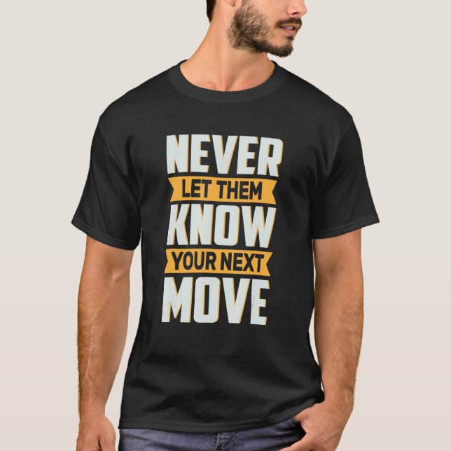 Camiseta Nunca Deixe Que Eles Saibam Seu Próximo Mover Meme (Frente)