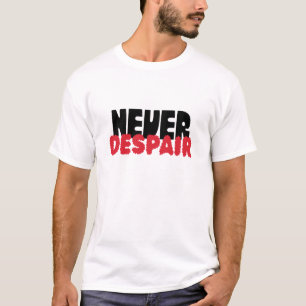 Camiseta Nunca Desesperar – Tipografia Gótica Escura