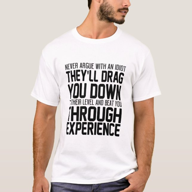 Camiseta Nunca discuta com um idiota Eles vão te arrastar p (Frente)