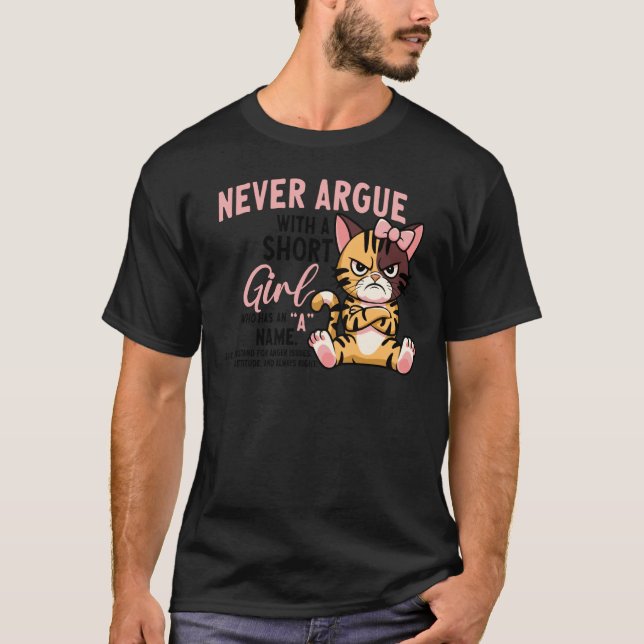 Camiseta Nunca Discuta com uma Garota Baixa que Tem um A no (Frente)