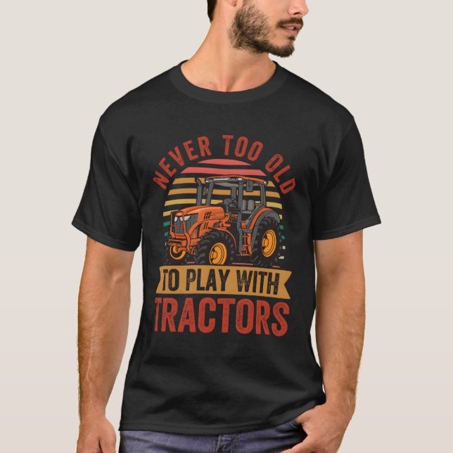 Camiseta Nunca É Muito Velho Para Brincar Com Tratores - Um (Frente)