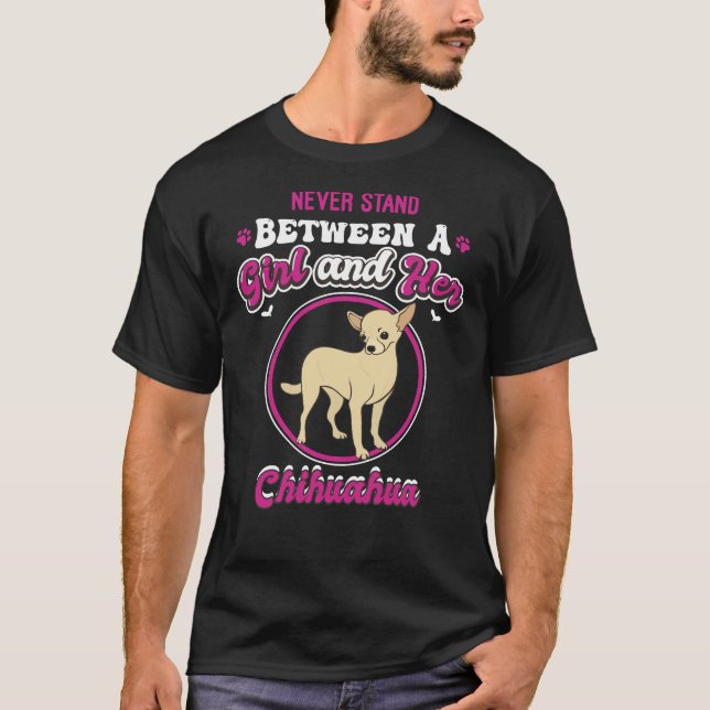 Camiseta Nunca Entre Uma Garota E Seu Chihuahua Engraçado (Frente)