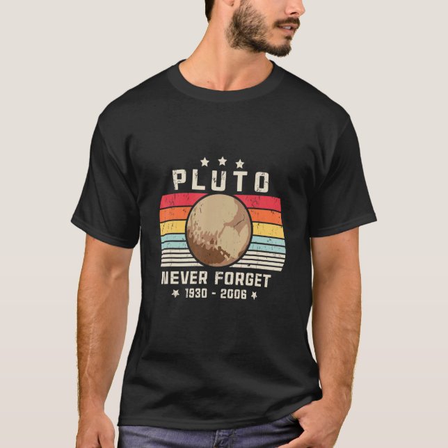 Camiseta Nunca Esqueça Plutão. Espaço do Estilo Retroativo, (Frente)
