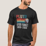 Camiseta Nunca Esqueça Plutão Retro Style Space Science ast<br><div class="desc">Nunca Esqueça a astronomia de Ciência Espacial de Pluto Retro.</div>