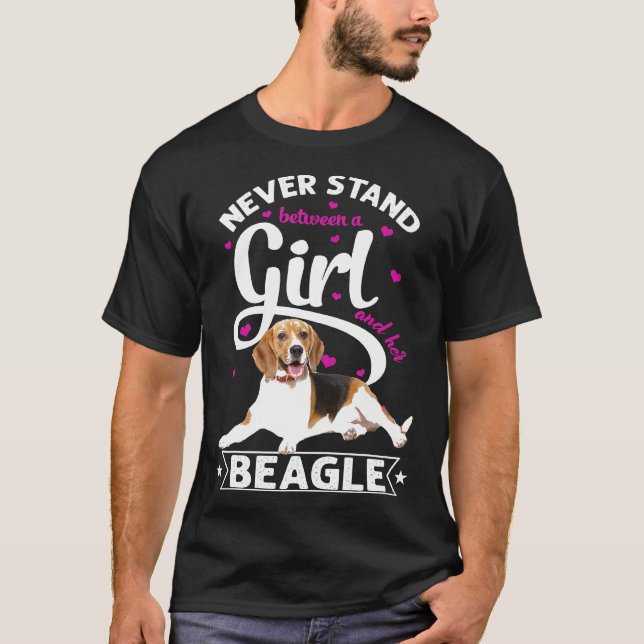 Camiseta Nunca Fique Entre Uma Garota E Seu Beagle T (Frente)