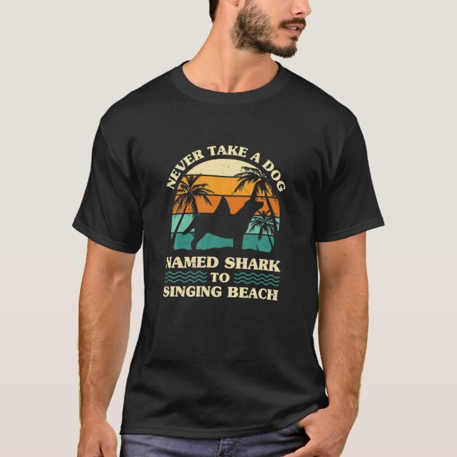 Camiseta Nunca Leve Um Cachorro Chamado Tubarão Para Cantar (Frente)