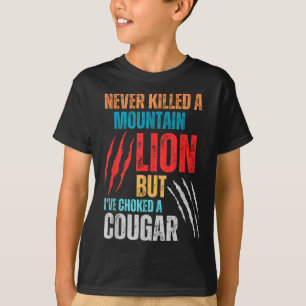 Camiseta Nunca Matei Um Leão De Montanha, Mas Eu Choquei Um