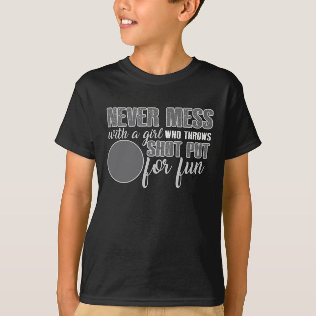 Camiseta Nunca Mess com uma garota que joga tiro por divers (Frente)