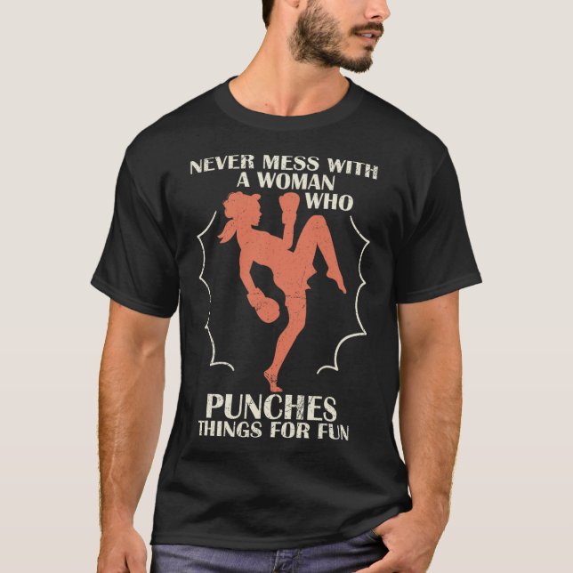 Camiseta Nunca Mexa Com Mulher Que Soca Coisas Por Diversão (Frente)