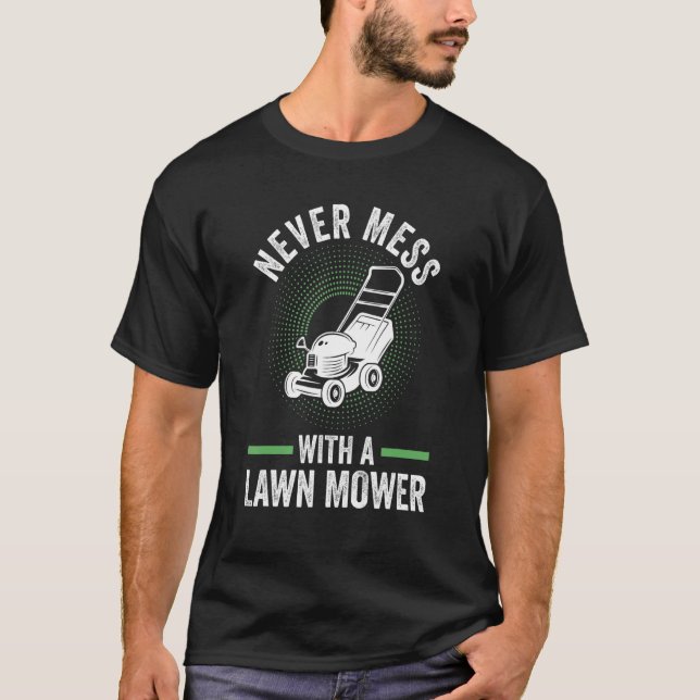 Camiseta nunca mexa com um cortador de grama (Frente)