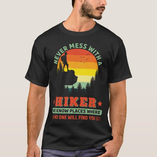 Camiseta Nunca mexa com um Hiker Engraçado caminhando ao ar (Frente)