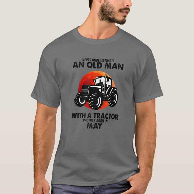 Camiseta Nunca Pode Subestimar Um Velho Com Trator (Frente)