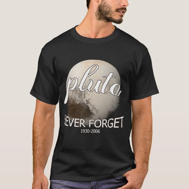 Camiseta nunca se esqueçam de pluto 1930-2006 (Frente)