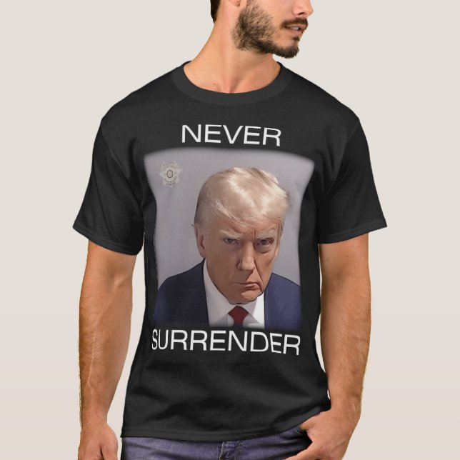 Camiseta Nunca Se Renda - Mugshot de Trump (Texto Branco) (Frente)