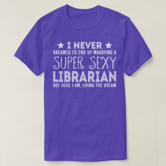 Camiseta Nunca Sonhei Em Casar Com A Super Sexy Bibliotecár (Frente do Design)