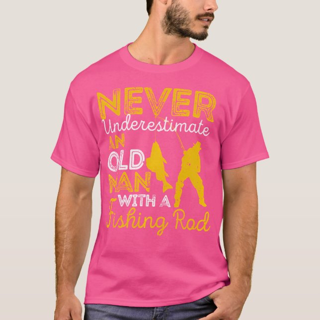 Camiseta Nunca Subestimar Um Velho Com Um Arado De Pesca (Frente)