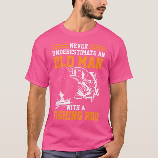 Camiseta Nunca Subestimar Um Velho Com Um Arado De Pesca (Frente)
