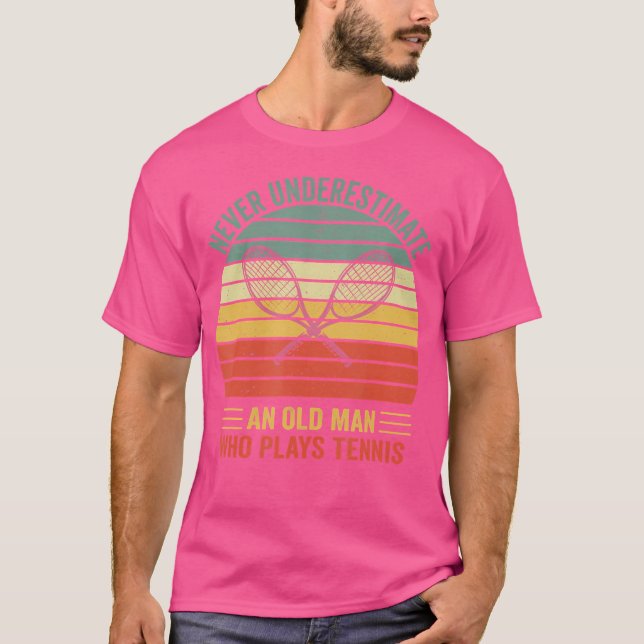 Camiseta Nunca Subestimar Um Velho Que Faz Tênis (Frente)