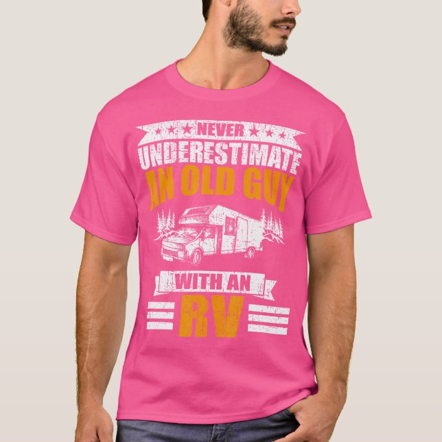 Camiseta Nunca Subestimar Uma Cara Antiga Com Um Acampament (Frente)