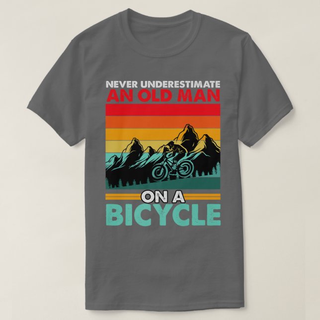 Camiseta Nunca Subestimar Uma Cara Antiga Com Uma Bicicleta (Frente do Design)