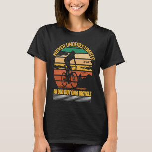 Camiseta Nunca Subestimar Uma Cara Antiga Em Uma Bicicleta