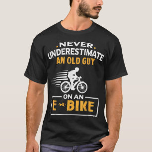 Camiseta Nunca Subestimar Uma Cara Antiga Em Uma Bicicleta 