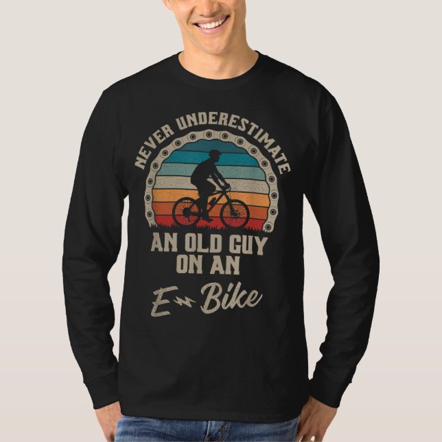 Camiseta Nunca Subestimar Uma Cara Antiga Em Uma Bicicleta  (Frente)