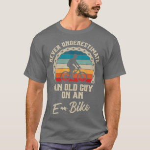 Camiseta Nunca Subestimar Uma Cara Antiga Em Uma Bicicleta 