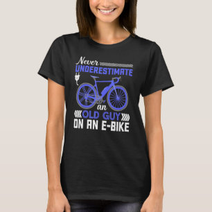 Camiseta Nunca Subestimar Uma Cara Antiga Em Uma Bomba De E