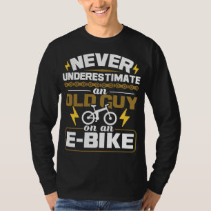 Camiseta Nunca Subestimar Uma Cara Antiga Em Uma Bomba De E