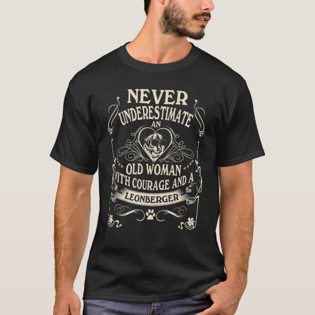 Camiseta Nunca Subestime A Coragem da Mulher Velha & Leonbe (Frente)