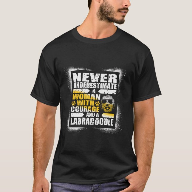 Camiseta Nunca Subestime A Coragem Das Mulheres E Um Labrad (Frente)
