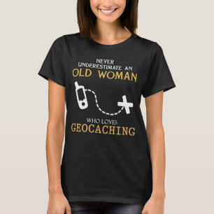 Camiseta Nunca subestime a velha mulher que adora geocachin