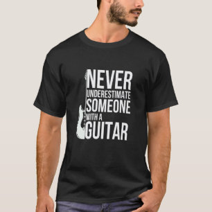 Camiseta Nunca Subestime Alguém Com um Tocador de Guitarra