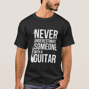 Camiseta Nunca Subestime Alguém Com Um Tocador de Guitarra