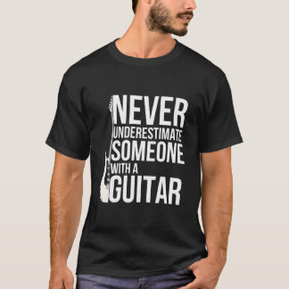Camiseta Nunca Subestime Alguém Com Um Tocador de Guitarra