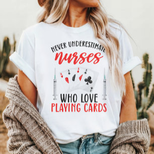 Camiseta Nunca Subestime Enfermeiras Que Amam Jogar Cartas
