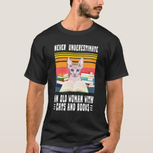 Camiseta Nunca Subestime Mulher Idosa Com Gatos E Livros