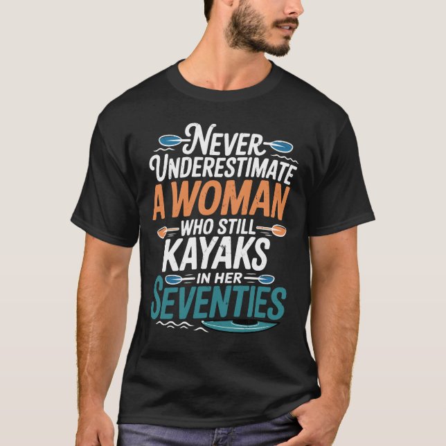Camiseta Nunca Subestime Mulher Que Ainda Pratica Caiaque E (Frente)