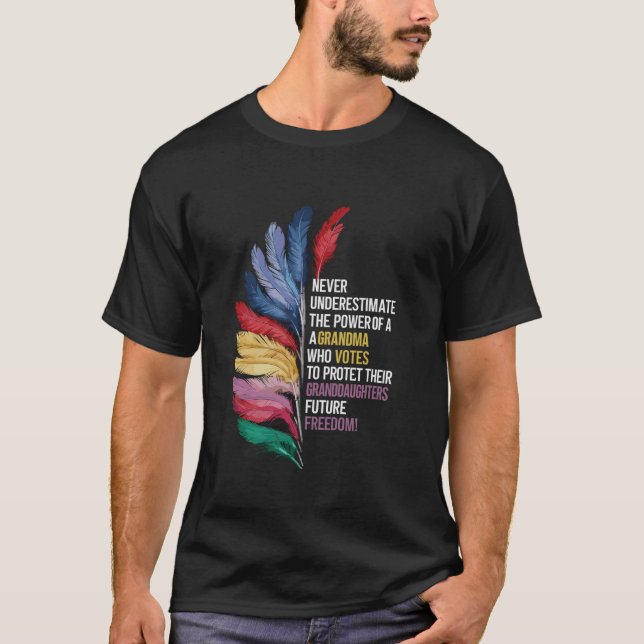 Camiseta Nunca Subestime O Poder Da Avó Que Vota (Frente)