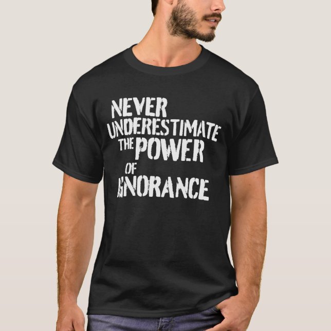 Camiseta Nunca subestime o poder da ignorância engraçado (Frente)