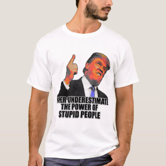 Camiseta Nunca subestime o poder de pessoas estúpidas