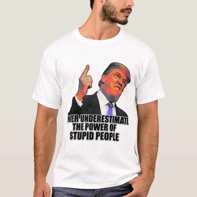 Camiseta Nunca subestime o poder de pessoas estúpidas (Frente)