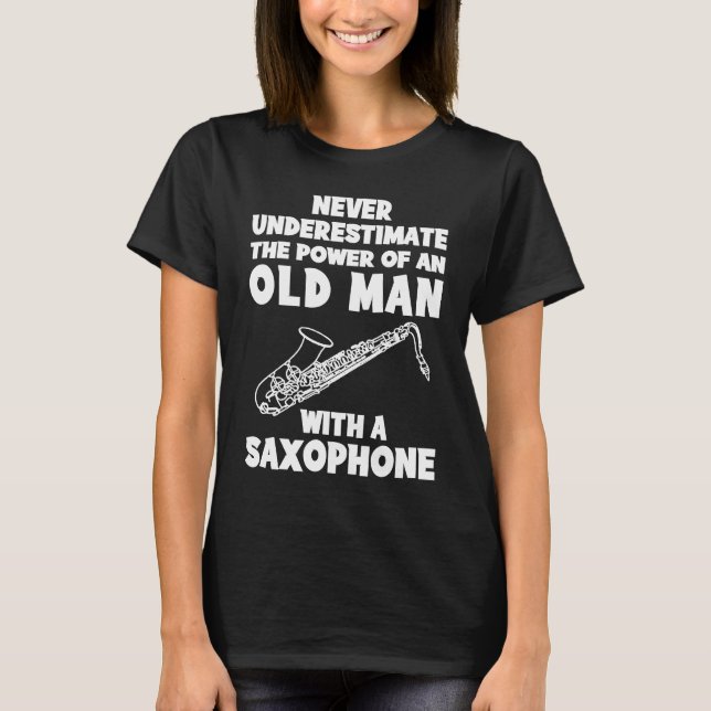 Camiseta Nunca subestime o poder de um homem velho com um (Frente)