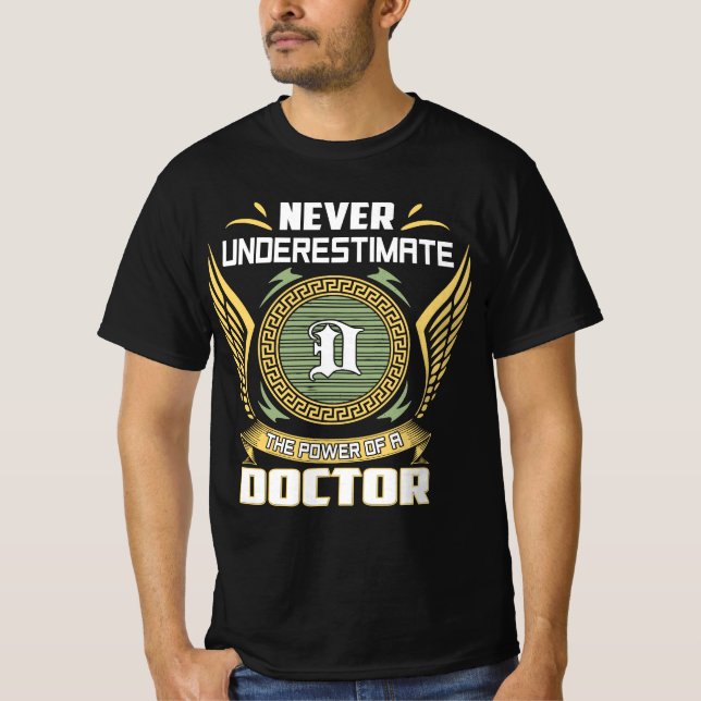 Camiseta Nunca Subestime O Poder De Um Médico (Frente)