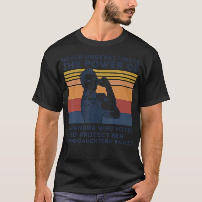 Camiseta Nunca Subestime O Poder De Uma Avó Que Vota (Frente)