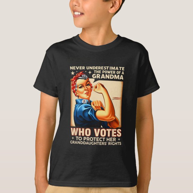 Camiseta Nunca Subestime O Poder De Uma Avó Que Vota (Frente)
