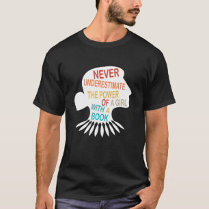 Camiseta Nunca subestime o poder de uma garota com livro